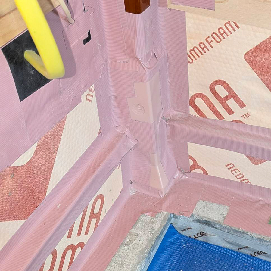 MU設備の玄関土間パッキンまわりテープ処理の画像