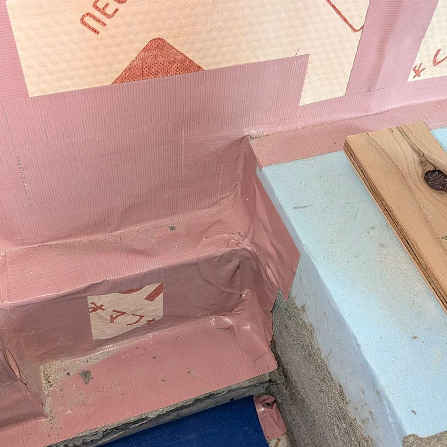 MU設備の玄関土間パッキンまわりテープ処理の画像