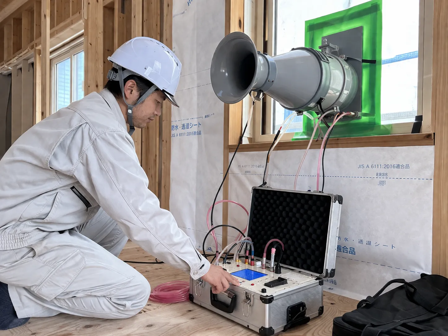 気密測定をする男性