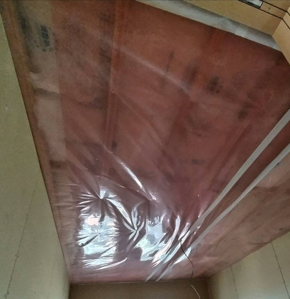 天井部分の気密シート処理をしている弊社事例画像