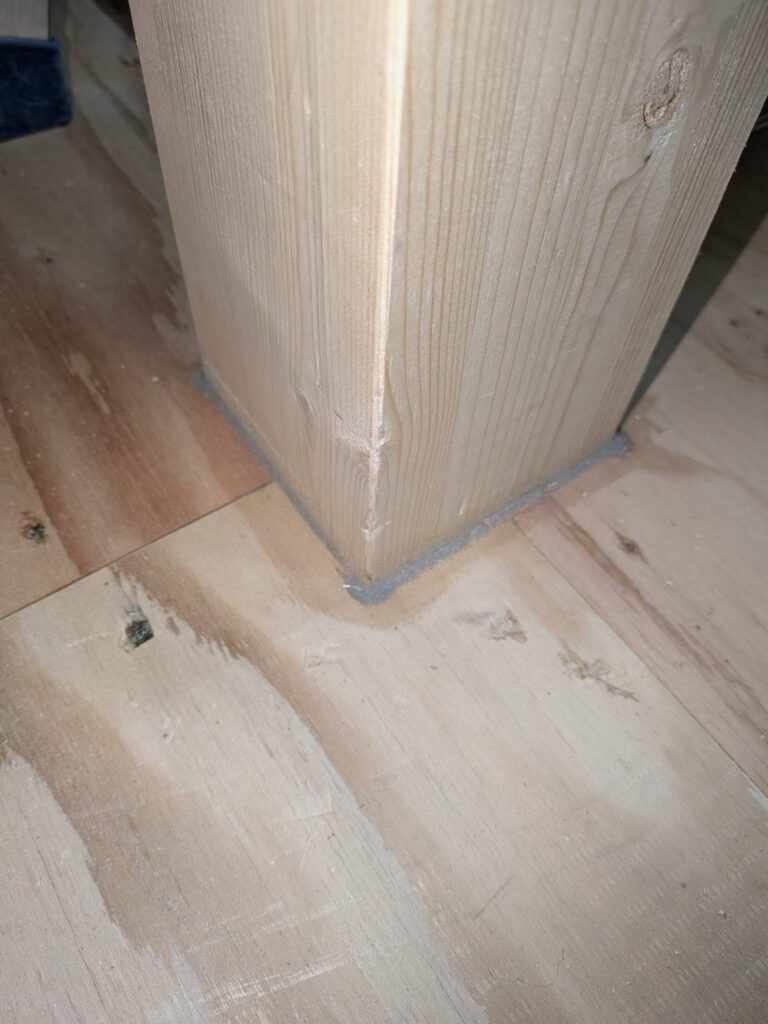 実際のMU設備の施工事例。柱の隙間を埋めている。