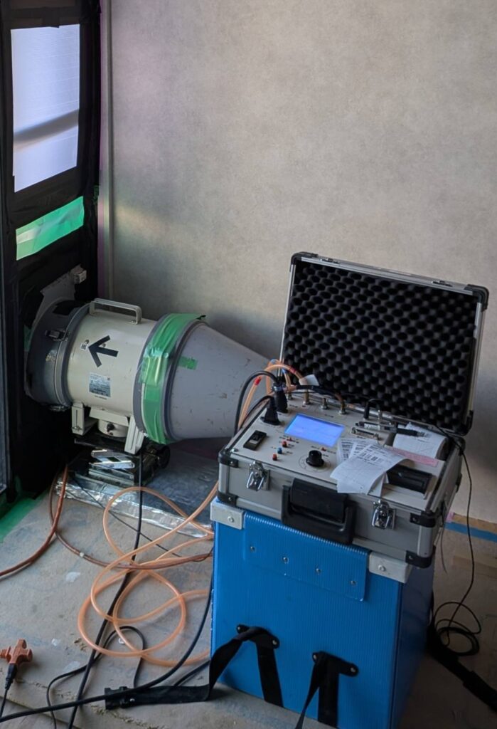 完成後気密測定の様子