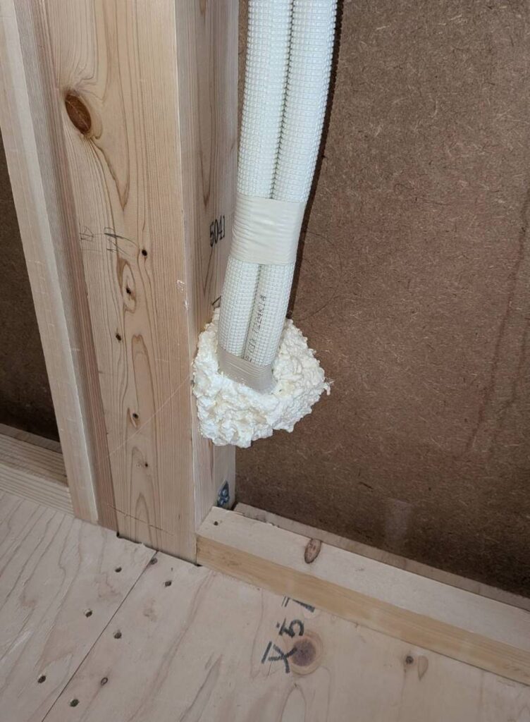 実際のMU設備の施工事例。隙間を埋めている。