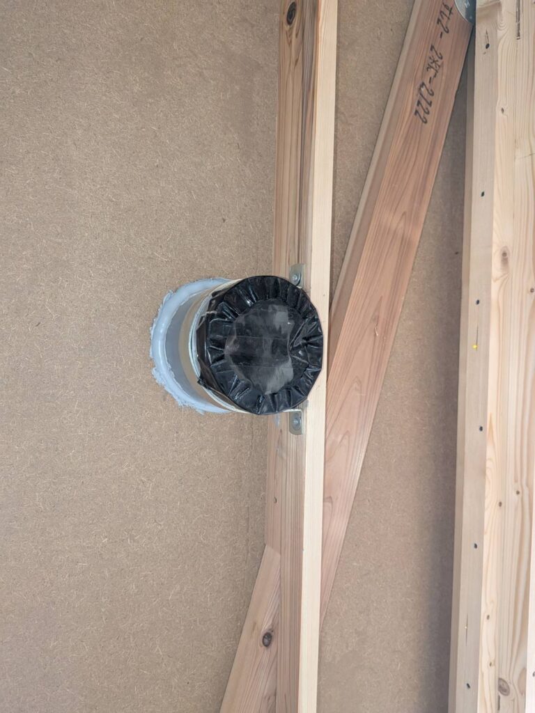 実際のMU設備の施工事例。柱の隙間を埋めている。