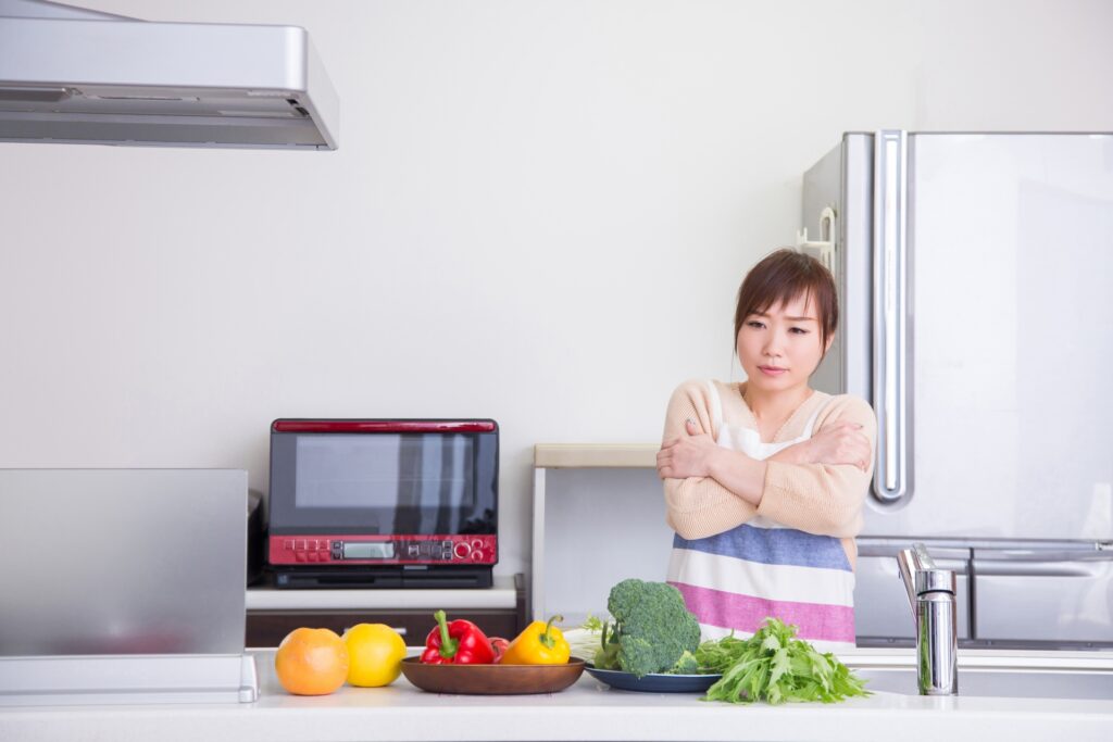寒そうにしている女性の画像