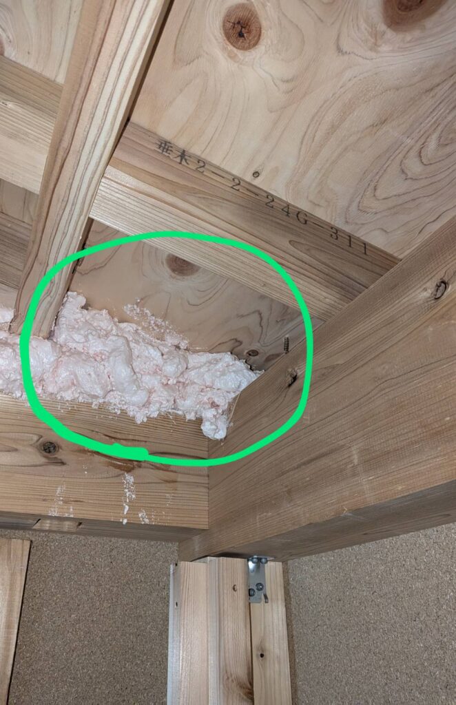 下屋垂木まわりから漏気があったためウレタン隙間