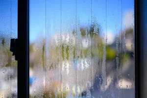 高気密高断熱住宅でも結露する？原因と対策を気密測定の専門業者が解説