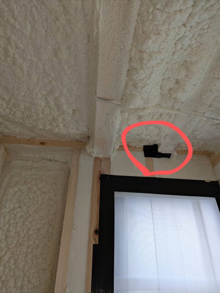 屋根のウレタンまわりから漏気があったためテープ処理