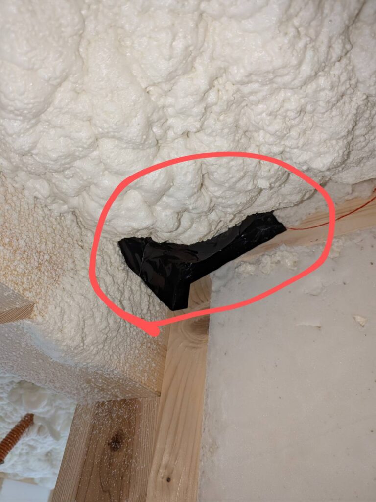 屋根のウレタンまわりから漏気があったためテープ処理