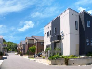 隙間風はどこから入る？原因になりやすい場所と調べ方・対策を気密測定の専門業者が解説
